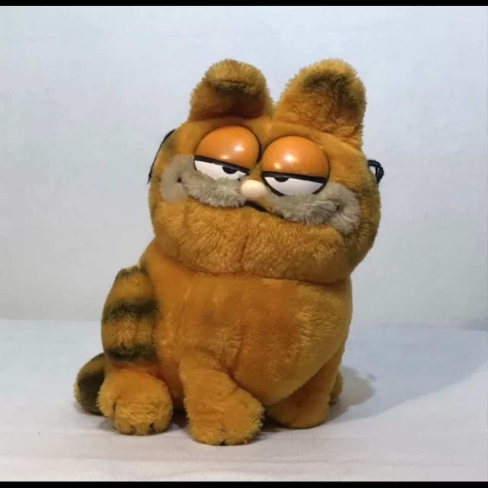 Vintage Dakin 1981 Garfield Orange Cat 9" Tall Stuffed Animal Toy